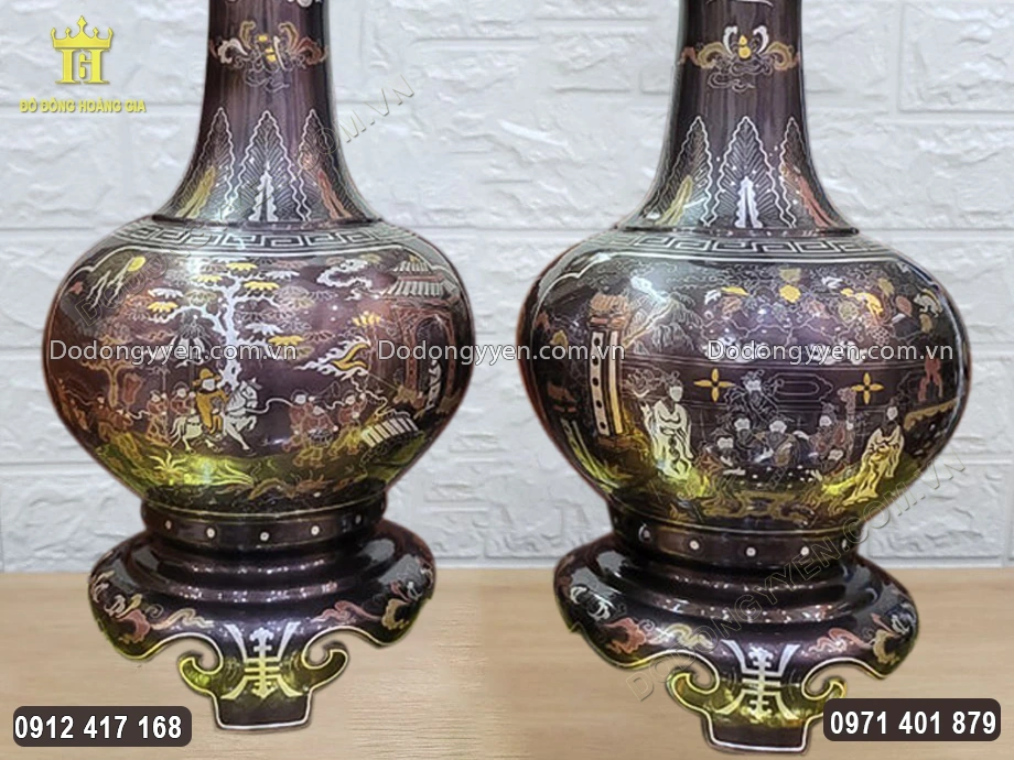 Họa tiết hoa văn trên thân bình được chạm khảm ngũ sắc bằng những kim loại quý